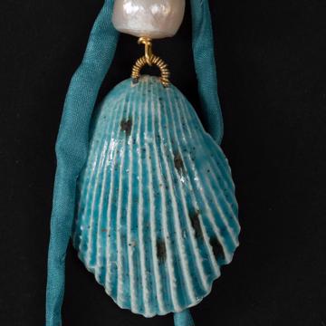 Shell Earrings in earthenware and pearl, turquoise, pierced ear [4]