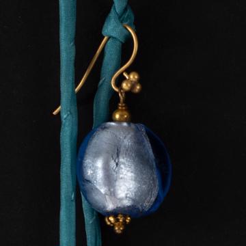 Round Murano earring in spun glass, violet blue , pierced ear [2]