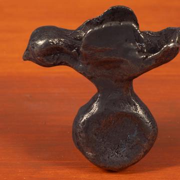 Large bird knob in casted metal, bronze, right [2]
