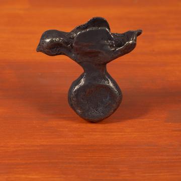 Large bird knob in casted metal, bronze, right [1]