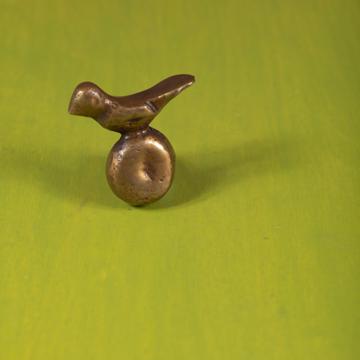 Bouton de porte Oiseau en métal patiné, bronze, main droite [1]