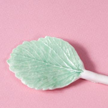 Leaf spoons in shaped porcelain, light green, flat leaf [2]