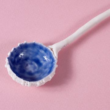 Cuillère Oursin en porcelaine façonnée, bleu foncé [2]