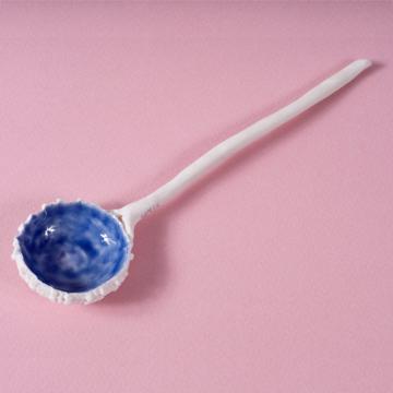 Cuillère Oursin en porcelaine façonnée, bleu foncé [1]