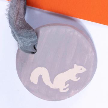 Squirell Fragrance Medal in earthenware, light grey, earl grey [2]