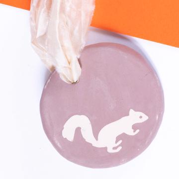 Squirell Fragrance Medal in earthenware, light purple, rose geranium [2]