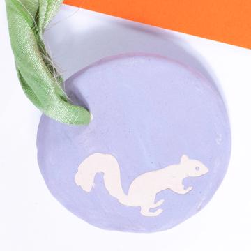 Squirell Fragrance Medal in earthenware, lila, earl grey [2]