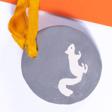 Squirell Fragrance Medal in earthenware, gray, jasmine [2]