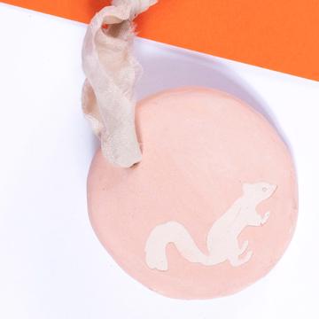 Squirell Fragrance Medal in earthenware, light pink, jasmine [2]