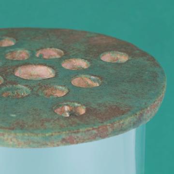 Flower pic disc in earthenware , moss green , 13,5 cm diam. [2]