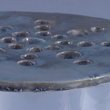 Disque pique-fleurs en faïence , bleu gris, 21 cm de diam. [2]