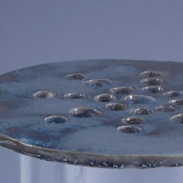 Disque pique-fleurs en faïence , bleu gris, 21 cm de diam. [4]