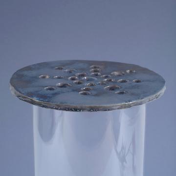 Disque pique-fleurs en faïence , bleu gris, 21 cm de diam. [1]