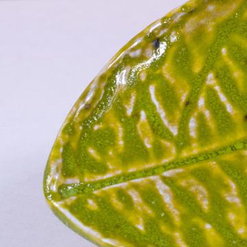 Petite feuille citronnier en faïence, vert péridot [3]