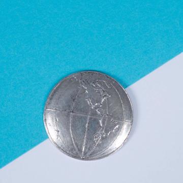 Pin's Planisphère en cuivre , argent, verso [1]