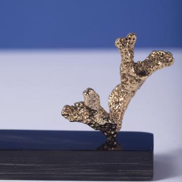 Horn Knife Rest and Coral in casted metal, gold [1]