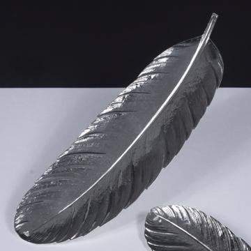 Plume estampée en métal argenté ou doré, argent, 24 cm [2]