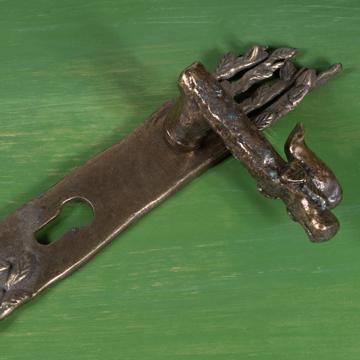 Poignée de porte Oiseau sur Branche en métal patiné, bronze, avec la plaque feuillage [5]