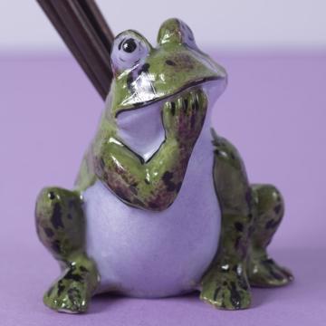 Frog pique holder in porcelain, grass green, gold and ebony [2]
