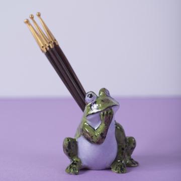 Frog pique holder in porcelain, grass green, gold and ebony [1]