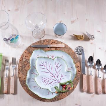 Table dressée avec les assiettes Feuille en porcelaine, multicolore, ensemble avec 7 couverts - modèle quartet [1]