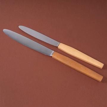 Tokyo knife in wood or horn, light yellow, table [1]