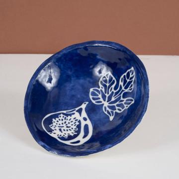 Stencil cup in stamped porcelain , dark blue, fig [1]